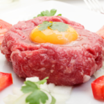 Steak Tartare com Gema Curada. Um prato refrescante