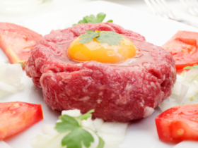 Steak Tartare com Gema Curada. Um prato refrescante