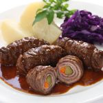 Surpreenda no almoço de hoje, prepare esse bife a rolê com molho maravilhoso