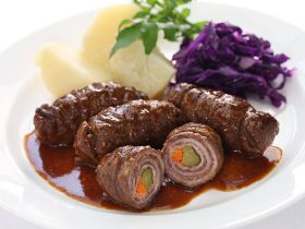 Surpreenda no almoço de hoje, prepare esse bife a rolê com molho maravilhoso