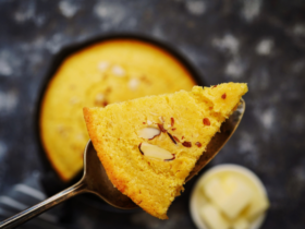 Aprenda a preparar um aconchegante bolo de fubá na frigideira