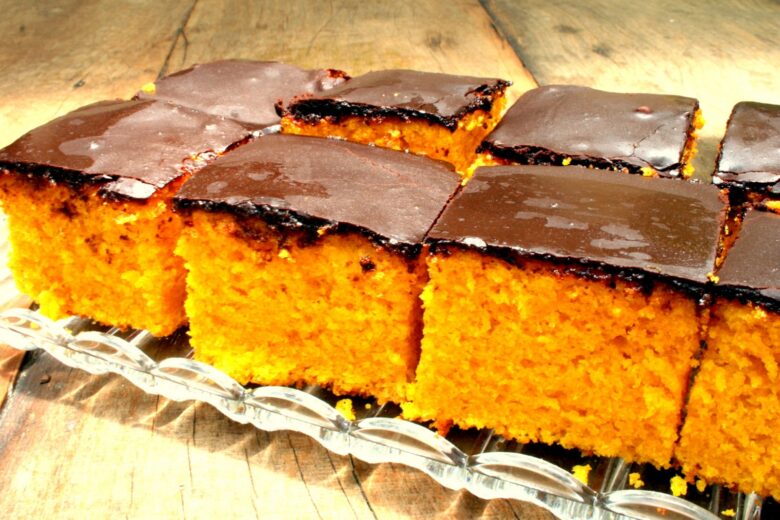 Bolo de Cenoura com Cobertura de Chocolate - Uma Delícia Irresistível 1 Bolo de Cenoura com Cobertura de Chocolate