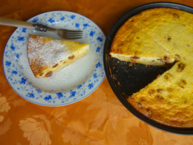 Bolo de maçã com passas, uma receita aromática e deliciosa
