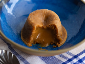 Quick Air Fryer Dulce de Leche Petit Gâteau (Ready in 8 Mins) 6 Petit Gâteau de Doce de Leite Assado na AirFryer: Pronto em 8 Minutos
