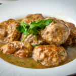 Receita de Almôndega Suína ao Molho Madeira. Experimente