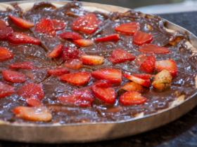 Receita de Pizza de morango com chocolate, essa é de lamber os dedos