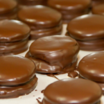 Alfajor com apenas 3 ingredientes, super fácil e maravilhoso