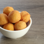 Bolinha de Queijo Crocante com Massa de Milho. Você vai amar