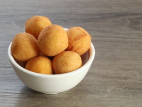 Bolinha de Queijo Crocante com Massa de Milho. Você vai amar