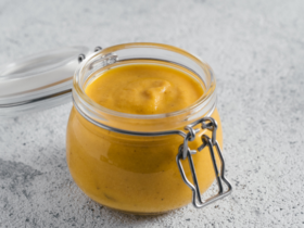 Easy Creamy Cheddar Cheese Sauce Recipe (For Burgers & Fries) 6 Molho Cheddar para Hambúrgueres e Batatas. Transforme Seus Pratos Favoritos