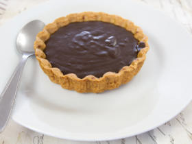 Irresistible Mini Chocolate Tarts: Bite-Sized Perfection 6 Tortinhas de Chocolate Irresistíveis: Delícias em Miniatura