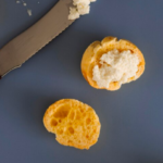 Transforme aquele pão de queijo amanhecido em deliciosas torradas