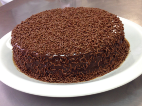 Chocolate Mayonnaise Cake: The Secret to a Super Moist Dessert 12 Bolo de Chocolate com Maionese: O segredo para um bolo super molhadinho