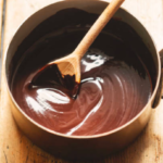 Cobertura de chocolate simples e cremosa, sem complicações