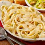 Fettuccine Alfredo: Um Delicioso e Cremoso Prato Italiano