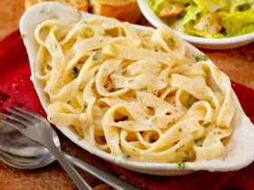 Authentic Fettuccine Alfredo: A Creamy Italian Classic 15 Fettuccine Alfredo: Um Delicioso e Cremoso Prato Italiano