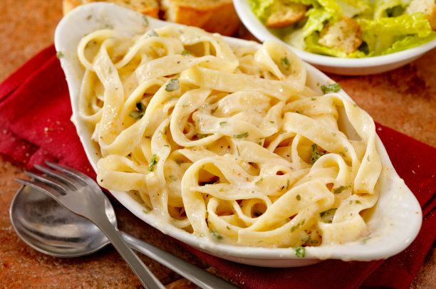 Authentic Fettuccine Alfredo: A Creamy Italian Classic 1 Fettuccine Alfredo: Um Delicioso e Cremoso Prato Italiano