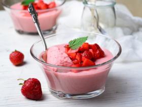 Creamy Strawberry Jello: A Simple and Delicious Dessert 27 Gelatina Cremosa de Morango: Uma Sobremesa Simples e Saborosa