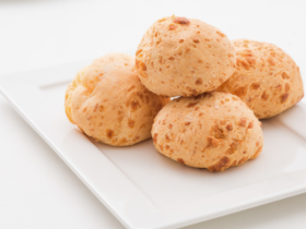 Brazilian Cheese Bread with Potatoes: A Surprising Twist 6 Pão de Queijo com Batata Inglesa - Vai te Surpreender
