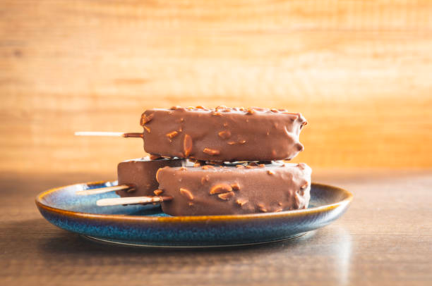 Easy Homemade Magnum-Style Ice Cream Bar Recipe 1 Picolé Tipo Magnum Caseiro, muito fácil de preparar