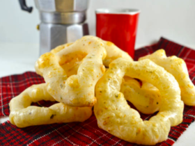 Receita super fácil de biscoito de polvilho com queijo