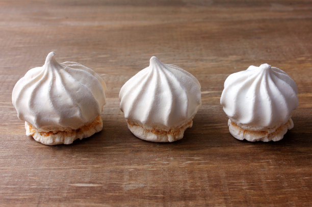 Dulce de Leche Stuffed Meringue: A Sweet Indulgence 1 Suspiro Recheado de Doce de Leite - Uma Tentação Açucarada