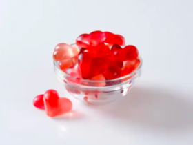 Homemade Gummy Candies: A Sweet Adventure for Kids of All Ages 6 Balinhas de Gelatina: Uma Doce Aventura para Crianças de Todas as Idades