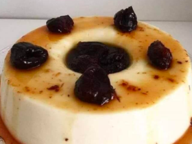 Manjar de Coco com Calda de Ameixa: Uma Sobremesa Delicada e Irresistível