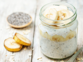 Overnight Oats com whey de cookies. Proteico e saboroso
