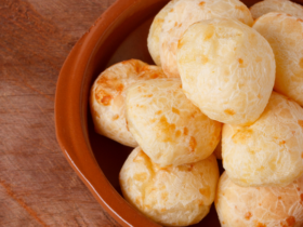 Tapioca Cheese Bread: A Healthy & Flavorful Brazilian Twist 18 Pão de Queijo de Tapioca. Saudável e saboroso