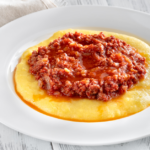 Polenta Mole com Carne Moída no Molho. Sabor de casa de vó