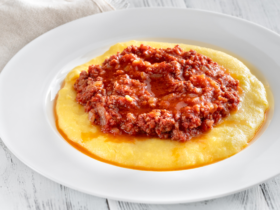 Polenta Mole com Carne Moída no Molho. Sabor de casa de vó