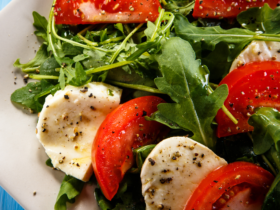 Salada Refrescante de Palmito Caprese com Molho Pesto - Uma Explosão de Sabores