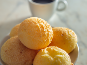 Pão de Queijo de Liquidificador: Irresistivelmente fácil e saboroso 12 Pão de Queijo de Liquidificador: Irresistivelmente fácil e saboroso