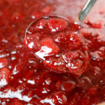 Geleia caseira de morango com apenas dois ingredientes
