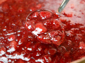 Geleia caseira de morango com apenas dois ingredientes