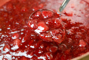 Geleia caseira de morango com apenas dois ingredientes