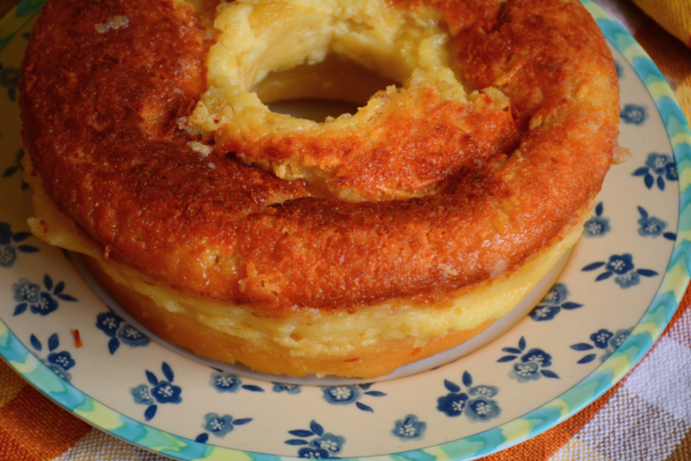 Bolo de Fubá Cremoso com queijo: Combinação de café e aconchego 1 Bolo de Fubá Cremoso com queijo: Combinação de café e aconchego