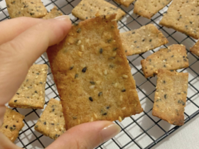 Sourdough Discard Crackers: The Perfect Crispy Snack 12 Biscoitos crocantes com descarte de levain