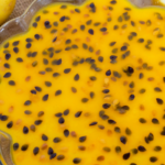 Mousse de maracujá cremoso, com geleia de brilho