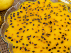Mousse de maracujá cremoso, com geleia de brilho