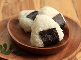 Onigiri Caseiro: O Tradicional Bolinho de Arroz Japonês Feito em Casa