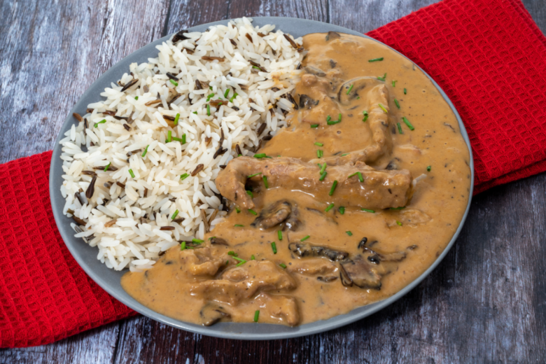 Strogonoff de Carne Clássico: O Sabor que Conquistou Gerações 1 Strogonoff de Carne Clássico: O Sabor que Conquistou Gerações