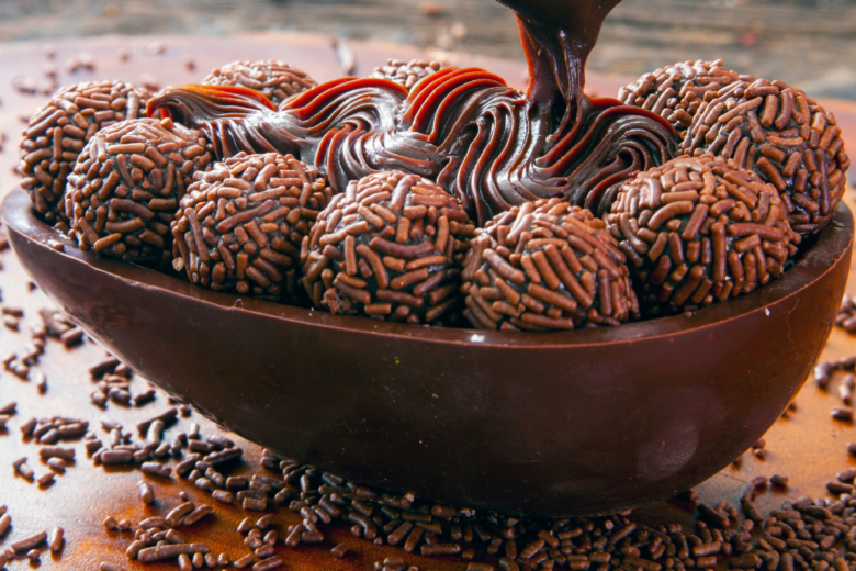 Ovo Brigadeiro de Colher com Recheio Cremoso: Receita Clássica 1 Ovo Brigadeiro de Colher com Recheio Cremoso: Receita Clássica