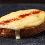 Welsh Rarebit: O Clássico Queijo Quente Galês