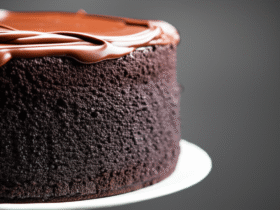 Delicioso Bolo de Chocolate com Cobertura Cremosa de Brigadeiro 12 Delicioso Bolo de Chocolate com Cobertura Cremosa de Brigadeiro
