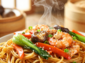Chow Mein Clássico: Macarrão Chinês Salteado com Legumes e Proteína