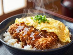 Katsudon Clássico: Tigela Japonesa de Porco Empanado com Ovo e Molho Umami